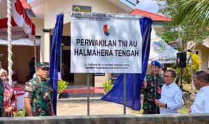 Bupati Ikram M Sangadji bersama Wakil Bupati Ahlan Djumadil, Komendan Lanud Leo Wattimena Kolonel Pnb. Anang Heru Setiyono saat peresmian Kantor Perwakilan TNI AU di Kabupaten Halmahera Tengah tepatnya di desa Were, Kecamatan Weda, pada Rabu (31/12/2025). (Foto: Dok. Istimewa).