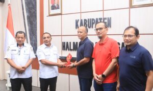Wakil Bupati Ahlan Djumadil dan Sekda Bahri Sudirman menerima kunjungan Vice President Telkomsel Pamasuka Anky Arief Priyagung di kantor bupati.(Foto: Dok. Istimewa)