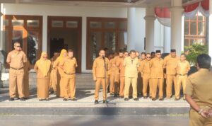 Wakil Bupati Ahlan Djumadil memimpin apel pagi. Tampak Sekda Bahri Sudirman bersama pimpinan OPD hadir dalam apel tersebut. (Foto: Dok. Infokomsandi)