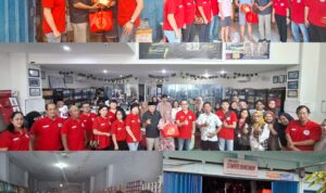 Pengurus PSMTI bersama Wagub Maluku Utara Sarbin Sehe bagikan bingkisan Imlek untuk lansia Tionghoa di Ternate. (Foto: Dok. Istimewa)