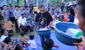 Bupati Ikram M Sangadji memberikan sejumlah bantuan seperti bokor, gayung dan berbagai macam bantuan kepada warga Sibenpopo. (Foto: Dok. Ist)