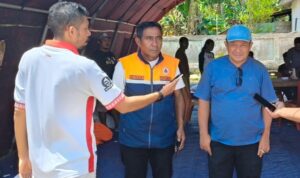 Sekda Bahri Sudirman didampingi Kalak BPBD Halteng M. Tahir di desa Sibenpopo. (Foto: Dok. Ist)