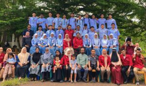 Siswa kelas XII SMAN 12 Tikep bersama dewan guru usai dinyatakan lulus 100 persen. (Foto: Dok. Ist)