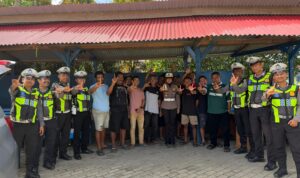 Kasat Lantas Polres Halteng Iptu Masqun Abdukish bersama anggota saat melaksanakan On The Spot dalam rangka Sosialisasi Operasi Patuh Kieraha 2026 Polres Halteng. (Foto: Dok. Ist)