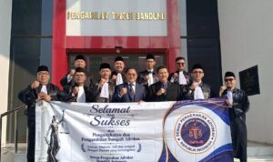 Para advokat DePA-RI usai Pengangkatan dan Pengambilan Sumpah Advokat di Pengadilan Tinggi Bandung pada 4 Juni 2026 (Foto: Dok. DPP DePA-RI)