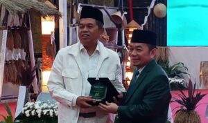 Ketua Umum Pengurus Besar Mathla'ul Anwar (PBMA) Dr. KH Jazuli Juwaini (kanan) bersama Gubernur Jawa Barat Dedi Mulyadi (kiri) usai pelantikan PBMA masa bakti 2026 - 2031 di Gedung Pakuan, Bandung, 20 Juni 2026 (Foto: PBMA/Aat SS)