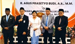 Sekda Bahri Sudirman (kanan) bersama Kepala Perwakilan BPKP Malut R. Agus Prasetyo Budi (kedua kiri) dan istri dengan Sekot Tikep (kedua kanan) dan Wabup Halut Kasman H. Ahmad (kiri) usai acara pengukuhan Kepala Perwakilan BPKP Maluku Utara. (Foto: Dok. Ist)