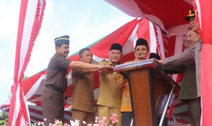Bupati Halteng Ikram Malan Sangadji (kedua kiri), Kajati Malut Sufari (kiri), Menang RI Nasaruddin Umar (tengah), Ketua DPRD Malut Iqbal Rurai (kedua kanan), Kapolda Malut Irjen Pol Arif Budiman. (Foto: Dok. Ist)
