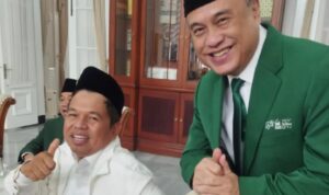 Wartawan Senior Aat Surya Safaat bersama Gubernur Jawa Barat Dedi Mulyadi usai pelantikan Pengurus Besar Mathla'ul Anwar (PBMA) masa bakti 2026-2031 di Gedung Pakuan Bandung pada 20 Juni 2026 (Foto: Dok. Humas PBMA)