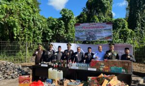 Pemusnahan barang bukti (Babuk) Miras, Knalpot Brong dan Rokok Ilegal oleh Polres Halteng usai upacara Hari Bhayangkara. (Foto: Dok. Ist)