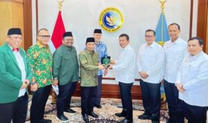 Ketua Umum Pengurus Besar Mathla'ul Anwar (PBMA) Dr KH Jazuli Juwaini MA (keempat, kiri) dan Kepala BIN Jendral TNI (Purn) Muhammad Herindra (keempat, kanan) saling bertukar cinderamata dalam silaturahmi di Jakarta, Rabu 8 Juli 2026 (Foto: Dok. Humas PBMA)