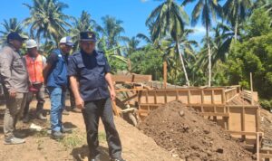 Wakil Gubernur Maluku Utara Sarbin Sehe meninjau pembangunan jembatan Ake Busale di ruas jalan Saketa - Dehepodo. (Foto: Dok. Ist)