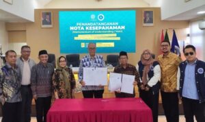 Ketua Umum DePA-RI (lima, kiri) dan Rektor UNUSIA (empat, kanan) menunjukkan MOU yang sudah ditandatangani (Foto: Humas DPP DePA-RI)