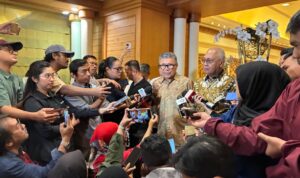 Ketua Umum Asosiasi Fintech Pendanaan Bersama Indonesia (AFPI) Entjik S Djafar (tengah, berkacamata) dan Ketua Umum PWI Akhmad Munir (tiga, kanan, berbatik) menjawab pertanyaan wartawan terkait pelaksanaan workshop tentang pindar dan pinjol di Jakarta, Kamis, 6 Agustus 2026 (Foto: Humas PWI)