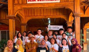 Peserta pengabdian masyarakat dari National Dong Hwa University (NDHU) Hualien Taiwan berfoto bersama Kepala Desa Juntiweden Kecamatan Juntinyuat Indramayu, Carsudi (baju coklat, bertopi) di depan Balai Desa Juntiweden pada 3 Agustus 2026 (Foto: Tim pengabdian masyarakat NDHU)