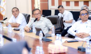 Bupati Ikram Malan Sangadji (tengah), Wabup Ahlan Djumadil (kiri) dan Kepala BPSDM Arman Alting (kanan) saat mengikuti rapat evaluasi pemerataan tenaga pendidik. (Foto: Dok. Ist)