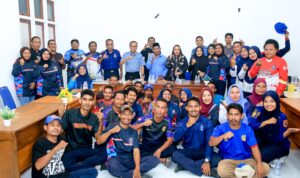 Bupati Ikram Malan Sangadji saat silaturahmi dengan jajaran Dinas Damkar. (Foto: Dok. Ist)