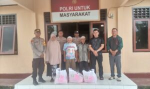 Secara simbolis Kapolda Maluku Utara Irjen Pol Arif Budiman menyerahkan bantuan sosial kepada masyarakat di Kecamatan Weda Selatan. (Foto: Dok. Ist)