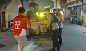 Tim Siner Miras saat mengamankan barang bukti minuman keras saat kegiatan patroli di desa Lelilef Sawai. (Foto: Dok. Ist)