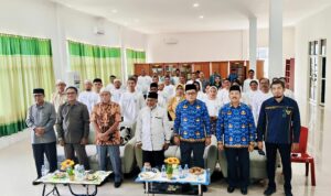 Sekda Bahri Sudirman (ketiga kanan), Kepala Kesbangpol Taher B. M. Dji Husin (kanan), Kepala Kemenag Halteng (kedua kanan), dan narasumber serta peserta Rakor Lintas Agama. (Foto: Dok. Ist)