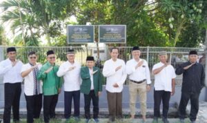 Ketua Umum Pengurus Besar Mathla'ul Anwar (PBMA) Dr. KH Jazuli Juwaini MA (tengah) berfoto bersama usai pelantikan Pengurus Wilayah Mathla'ul Anwar DIY dan Pengurus Daerah Mathla'ul Anwar Kabupaten Bantul di Bantul, Sabtu 3 Oktober 2026 (Foto: Dok. PBMA)
