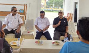Ketua Panitia HUT ke-36 Kabupaten Halteng Fauzan Anshari (kanan), Sekertaris Panitia, Bambang Prakoso (tengah) dan Koordinator Media, Husain Ali (kiri) saat menyampaikan konferensi pers di Pendopo Falcino Weda, Rabu (21/10/2026). (Foto: Dok. Ist)